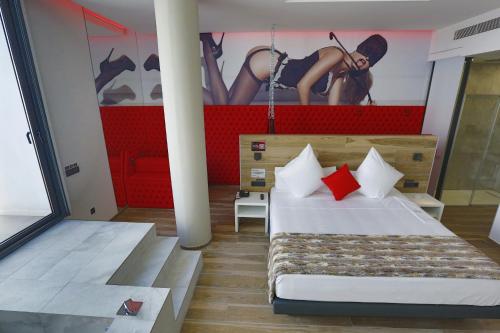 - une chambre avec un lit et une peinture d'une femme dans l'établissement Hotel Loob Valencia, 