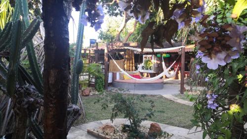 une aire de jeux dans un jardin avec une balançoire dans l'établissement Pousada Brisa & Soul, à Paracuru