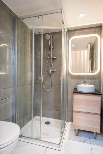 une salle de bain avec une douche avec des toilettes et un lavabo dans l'établissement HolidaysInParis - Bonne Nouvelle, à Paris