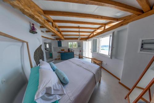 una camera da letto con un letto con cuscini blu di Luxury Suites Poseidon ad Agios Ioannis