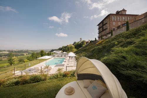 O vedere a piscinei de la sau din apropiere de Villa Fontana Relais Suite & Spa