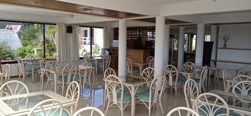 Un restaurante u otro lugar para comer en Hotel Ricadi