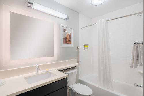 uma casa de banho com um lavatório, um WC e um chuveiro em Candlewood Suites Cookeville, an IHG Hotel em Cookeville