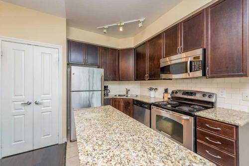Panoramic View 2BR & 2BTH - Opp Square One Mall – Photos 2