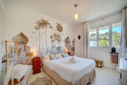 - une chambre avec un lit et des palmiers sur le mur dans l'établissement IMMOGROOM - Close beaches- Beautiful terrace - Seaview - CONGRESSBEACHES, à Cannes