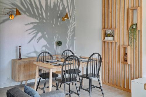 ein Esszimmer mit einem Tisch und 4 Stühlen in der Unterkunft IMMOGROOM- Renovated- Large terrace- AC- Shops- Parking in Cannes