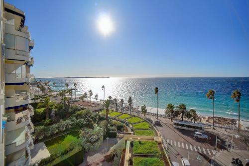 uma vista para a praia e para o oceano a partir de um edifício em IMMOGROOM- Sea view - Center- AC- Front of the beaches em Cannes