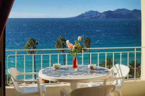 - une table sur un balcon avec vue sur l'océan dans l'établissement IMMOGROOM- Sea view - Center- AC- Front of the beaches, à Cannes