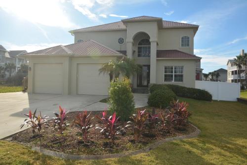 Ocean View Paradise - Steps away from the Beach Will Accommodate Up To 10 People including 1-3 Fa