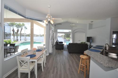 Χώρος καθιστικού στο Sunset Bay Beautiful Pool Home - Bring Your Boat or Jet Ski - Canal with Dock- Sleeps 10 - 4 BD
