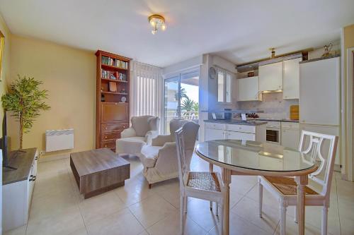 une cuisine et un salon avec une table et des chaises dans l'établissement IMMOGROOM - Terrace - Bright - Heart of Cannes - Parking, à Cannes