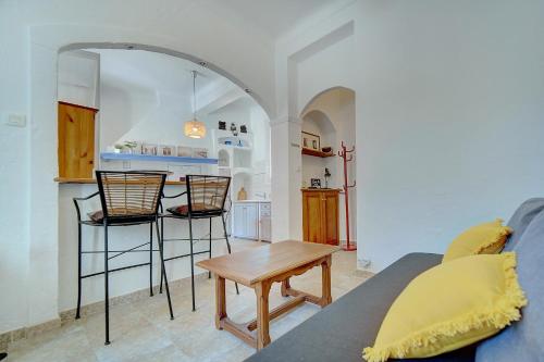 un salon avec un canapé et une table dans l'établissement IMMOGROOM - Cosy Apartment - Quiet Place - Provencal style, à Cannes