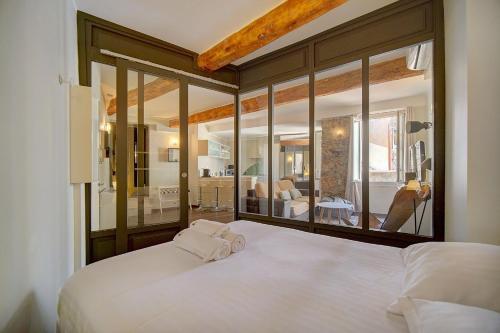 - une chambre avec un lit blanc et un grand miroir dans l'établissement IMMOGROOM - AC - Full comfort - City center of Cannes, à Cannes