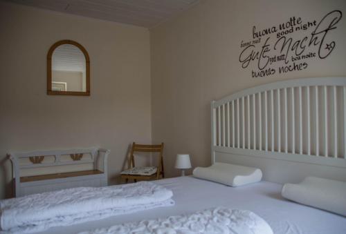 ザンクト・アンドレーアスベルクにあるClydeのベッドルーム(白いベッド1台、鏡付)