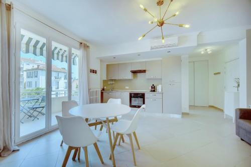 une cuisine et une salle à manger avec une table et des chaises dans l'établissement IMMOGROOM - Terrace - 2 bedrooms - Downtown - Air conditioning - Wifi, à Cannes