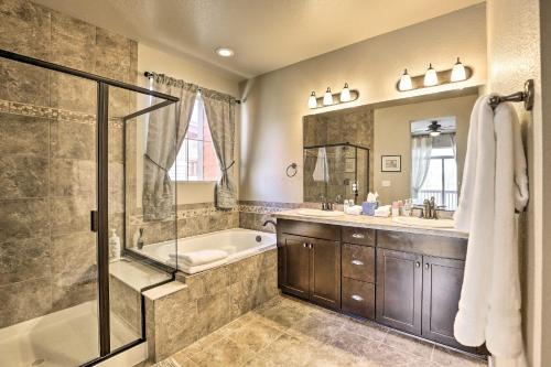 Ένα μπάνιο στο Ski-InandOut Granby Home with Gas Grill and Fire Pit!