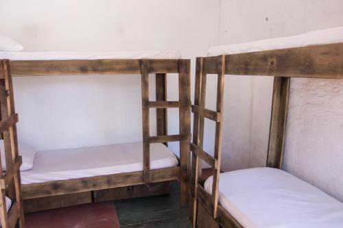 Łóżko lub łóżka piętrowe w pokoju w obiekcie Negrita Hostel