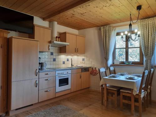 eine Küche mit einem Tisch und einem Esszimmer in der Unterkunft Appartement Hartl in Filzmoos