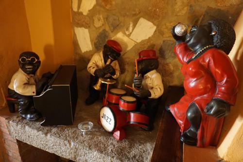 um grupo de bonecos de brinquedo sentados numa prateleira em Hotel Rural Cerro Principe em La Garrovilla