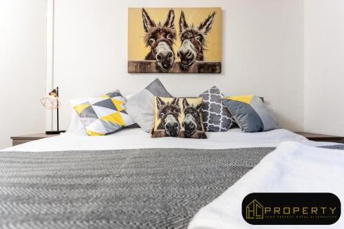 Un dormitorio con una cama con dos cabezas de burro. en H C Property - Mountford - Contractors, Families and couples welcome, en Durham