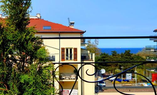 een balkon met uitzicht op een gebouw bij Baltic Batavia z widokiem na morze in Świnoujście