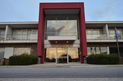 an office building with a large glass window at Hotel Santa Margarida in Oleiros