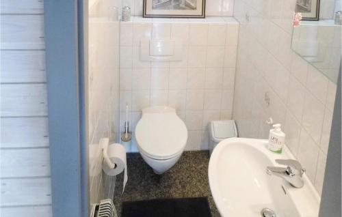ein weißes Bad mit einem WC und einem Waschbecken in der Unterkunft Ferienhaus 15 In Kirchheim in Kirchheim