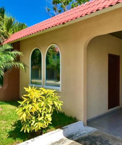 una casa con techo rojo y un arbusto en Hotel Villas Dali Veracruz, en Veracruz