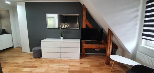 um quarto com uma cómoda branca e um espelho em Apartament Vilda em Poznań