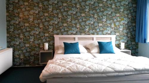 アルテンアウにあるAm Mühlenbergのベッドルーム(白いベッド、青い枕付)