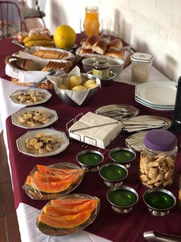 een tafel met verschillende soorten voedsel bij Pousada Pedacinho do Ceu chale 2 in Cunha
