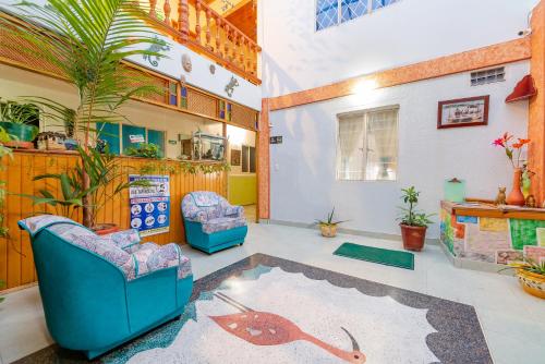 a living room with a blue chair and a table at Eclipse Villavicencio in Villavicencio