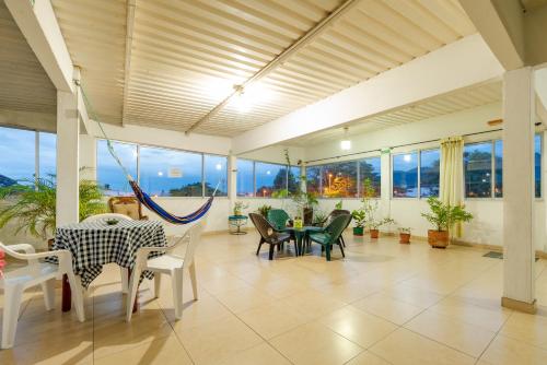 a living room with a table and chairs and windows at Eclipse Villavicencio in Villavicencio