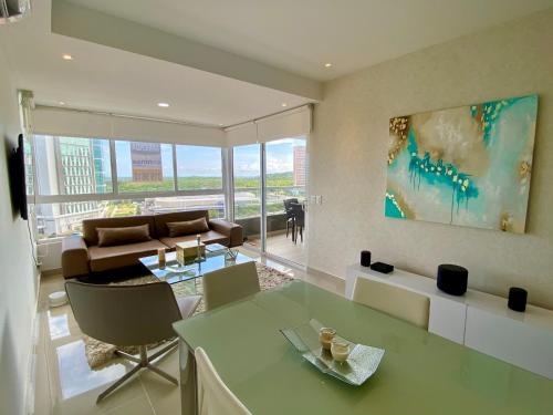 un salon avec un canapé et une table dans l'établissement Apartamentos Oceana - Cerca al Buenavista by SOHO, à Barranquilla