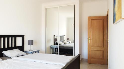 a bedroom with two beds and a mirror at Komfortables Town House in traumhafter Lage in Budens