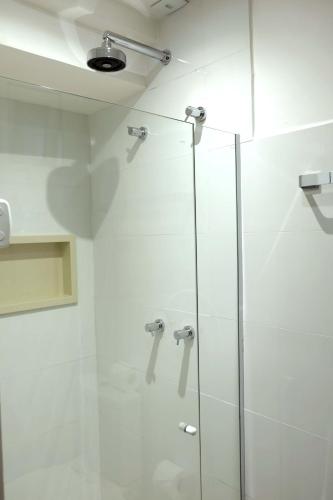a bathroom with a shower with a glass door at Apart-Hotel Bella Vida Suítes e Apartamentos in Morro de São Paulo