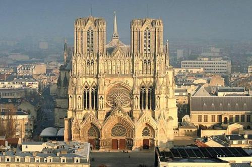 a large cathedral with a city in the background at F2 proche gare et toute commodité in Château-Thierry