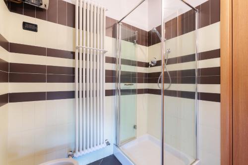 eine Dusche mit Glastür im Bad in der Unterkunft Dimora Tipica Ferrarese in Ferrara