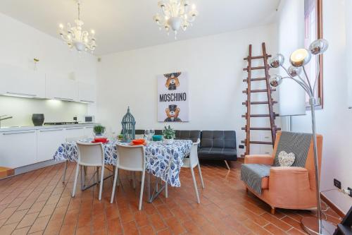 a kitchen and dining room with a table and chairs at Dimora Tipica Ferrarese in Ferrara