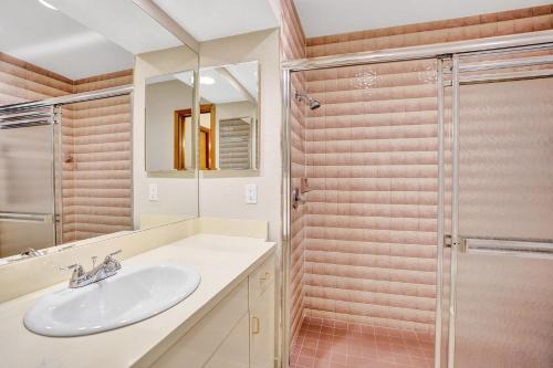 Bilik mandi di By the Sea Villa