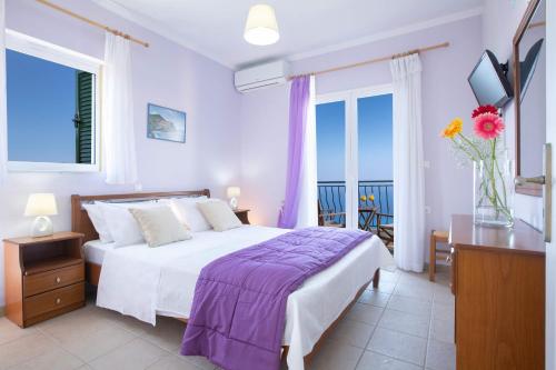 Postel nebo postele na pokoji v ubytování Natura Villas