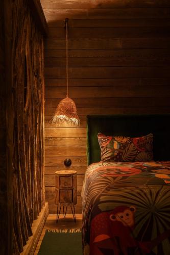 a bedroom with a bed and a lamp and a table at AISLAMIENTO, Luxus faház in Zalaegerszeg