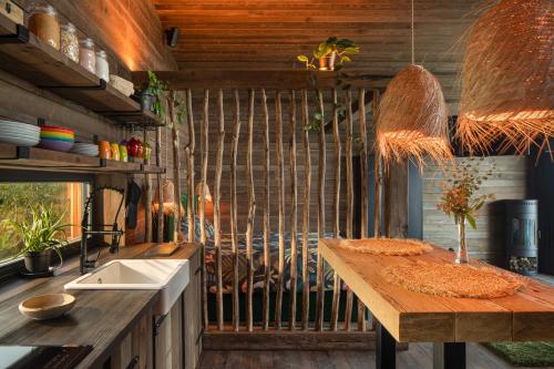 - une cuisine avec un comptoir en bois et un évier dans l'établissement AISLAMIENTO, Luxus faház, à Zalaegerszeg