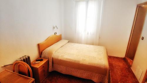Giường trong phòng chung tại Hostal Prada