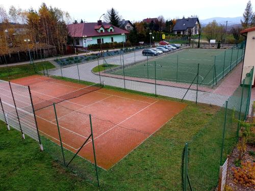 Tenis a/nebo squash v ubytování Pałac pod Dębami nebo okolí