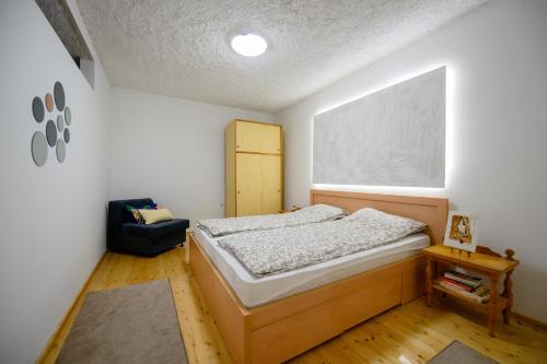 Tempat tidur dalam kamar di Village house Vrelo