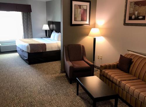 Un pat sau paturi într-o cameră la Comfort Suites Bay City
