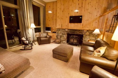 a living room with a couch and a fireplace at Crossett Hill Lodge in Duxbury