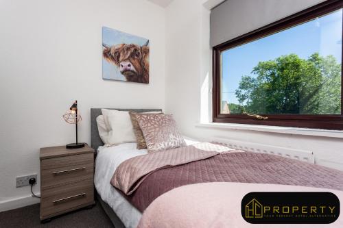 1 dormitorio con cama y ventana en H C Property - Mountford - Contractors, Families and couples welcome en Durham