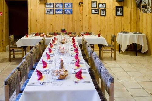 Reštaurácia alebo iné gastronomické zariadenie v ubytovaní Penzión Javorina
